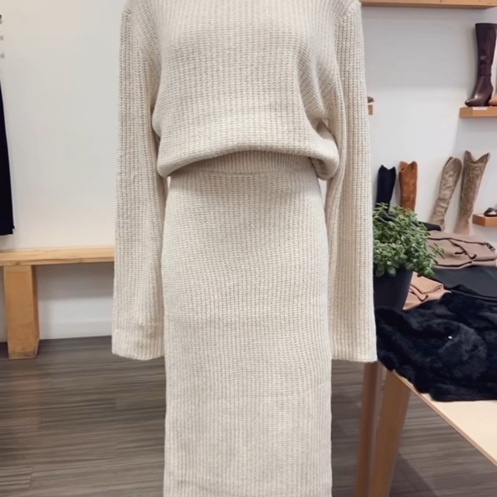 Elegant Cream Knit Skirt